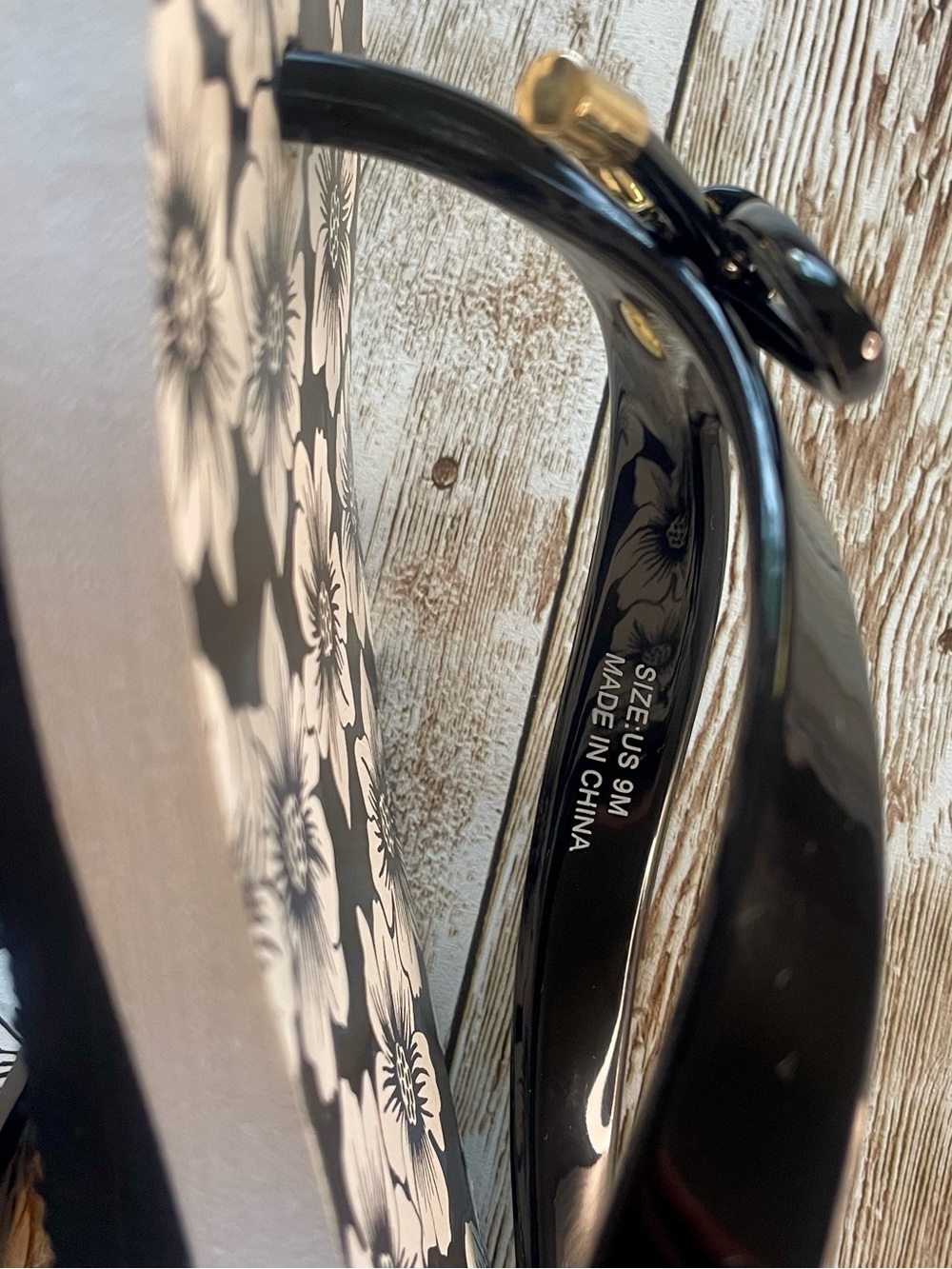 kate spade NY Nova Sandal Black & White Floral Bow Gold Charm Flip Flops W9 GUC - Picture 6 of 12